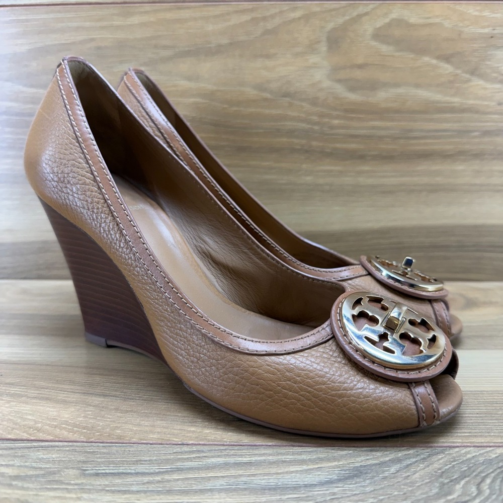 Tory Burch Selma Turnlock Wedge Pumps 8 M Royal Tan Pebble Leather Peep Toe